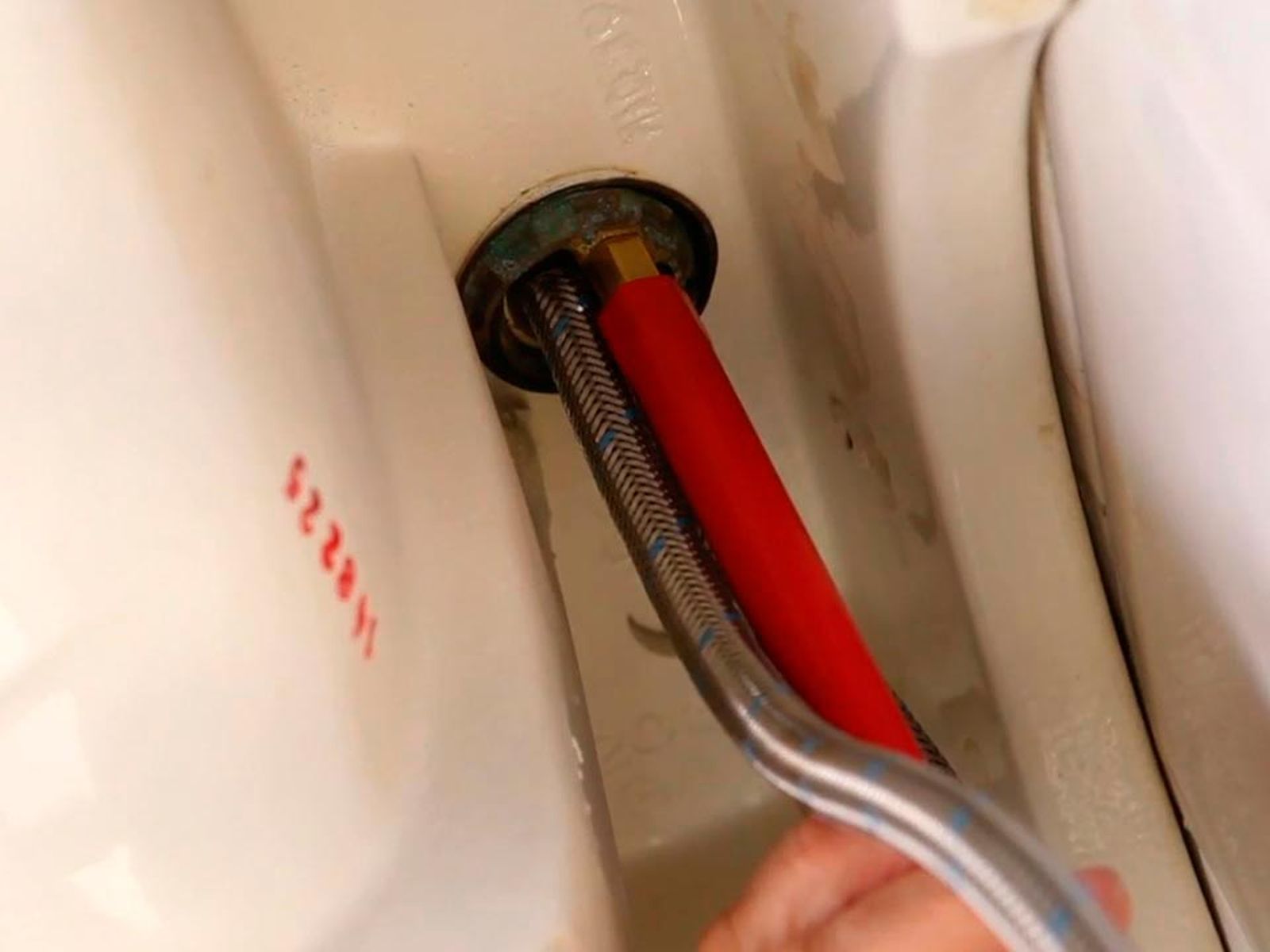 Cómo apretar el grifo del lavabo paso 4 Cómo apretar el grifo del lavabo paso 4