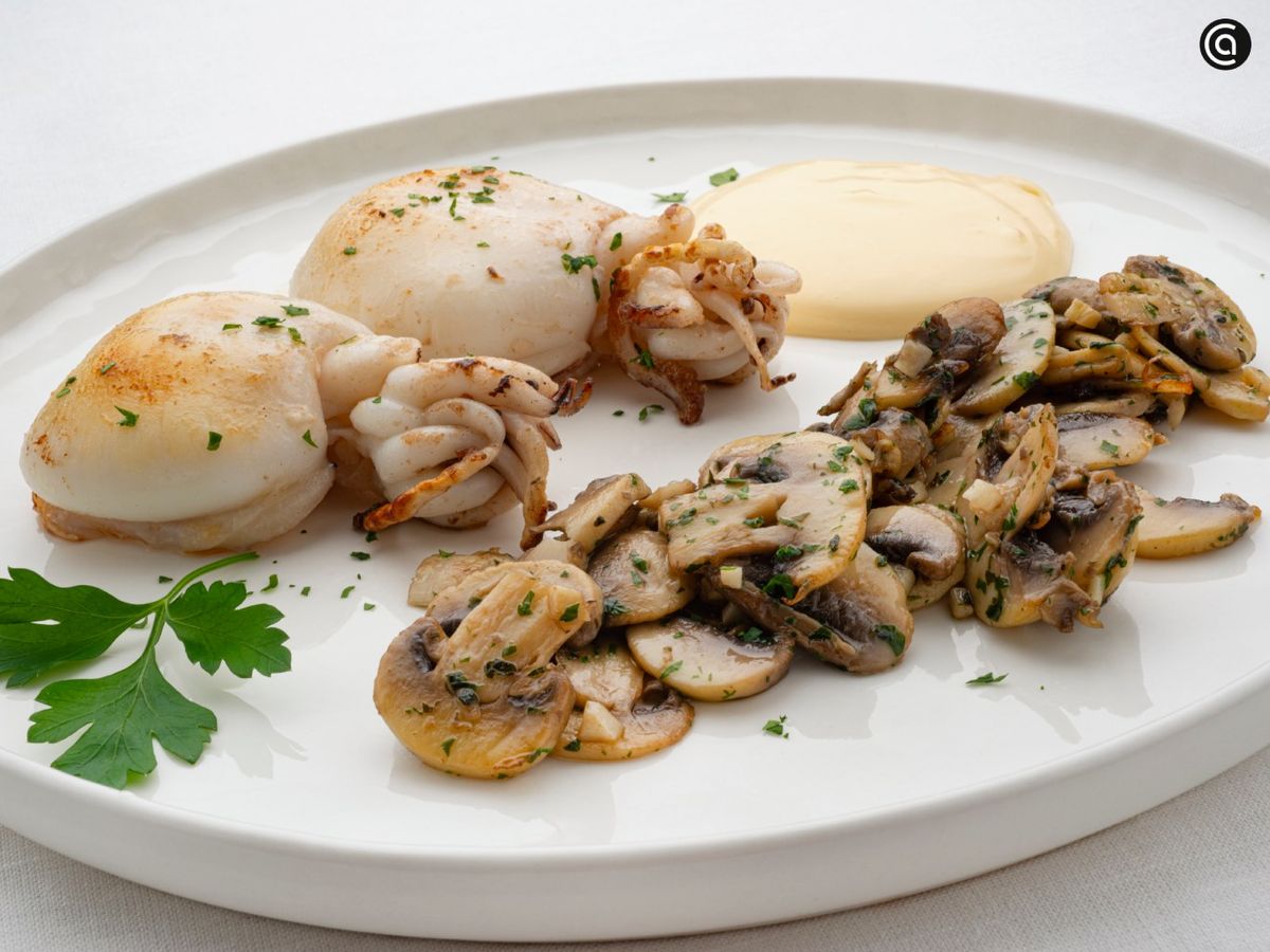 Sepia a la plancha con champiñones al ajillo, el plato fácil de Joseba Arguiñano