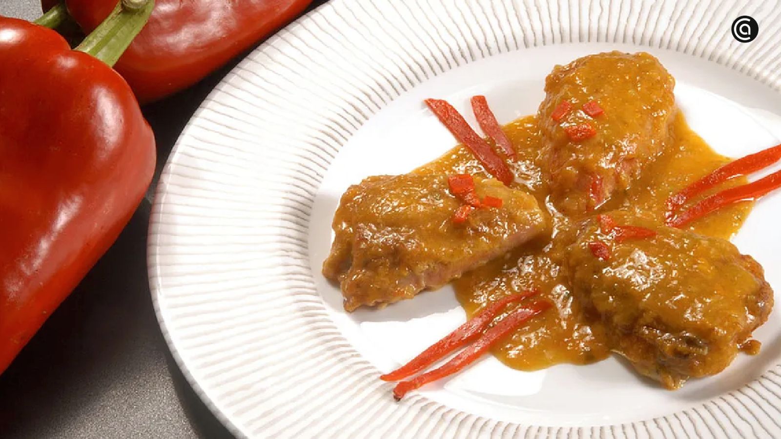 13 recetas de pimientos rellenos -  Pimientos rellenos de carne y queso con salsa española