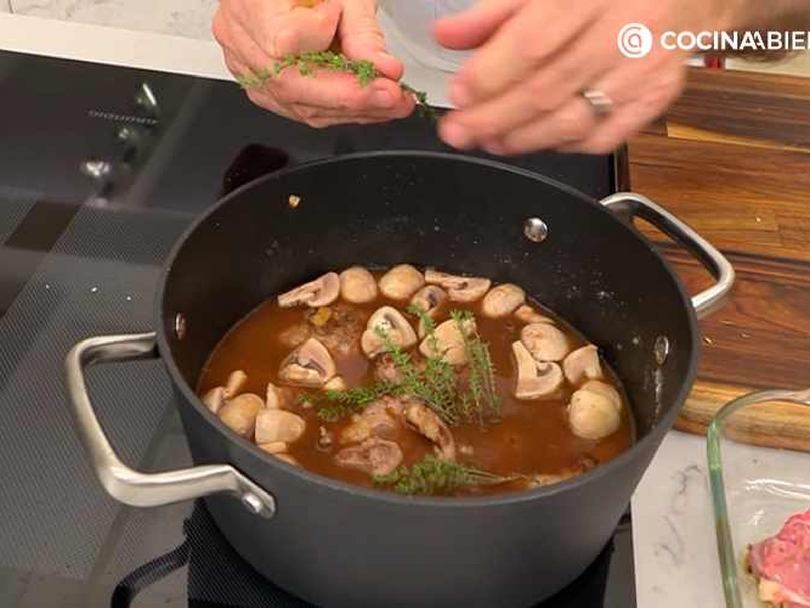 Agrega las ramas de tomillo Agrega las ramas de tomillo