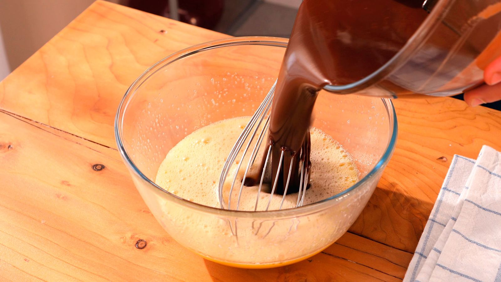 Junta las dos mezclas y bate bien Coulant de chocolate Paso 3
