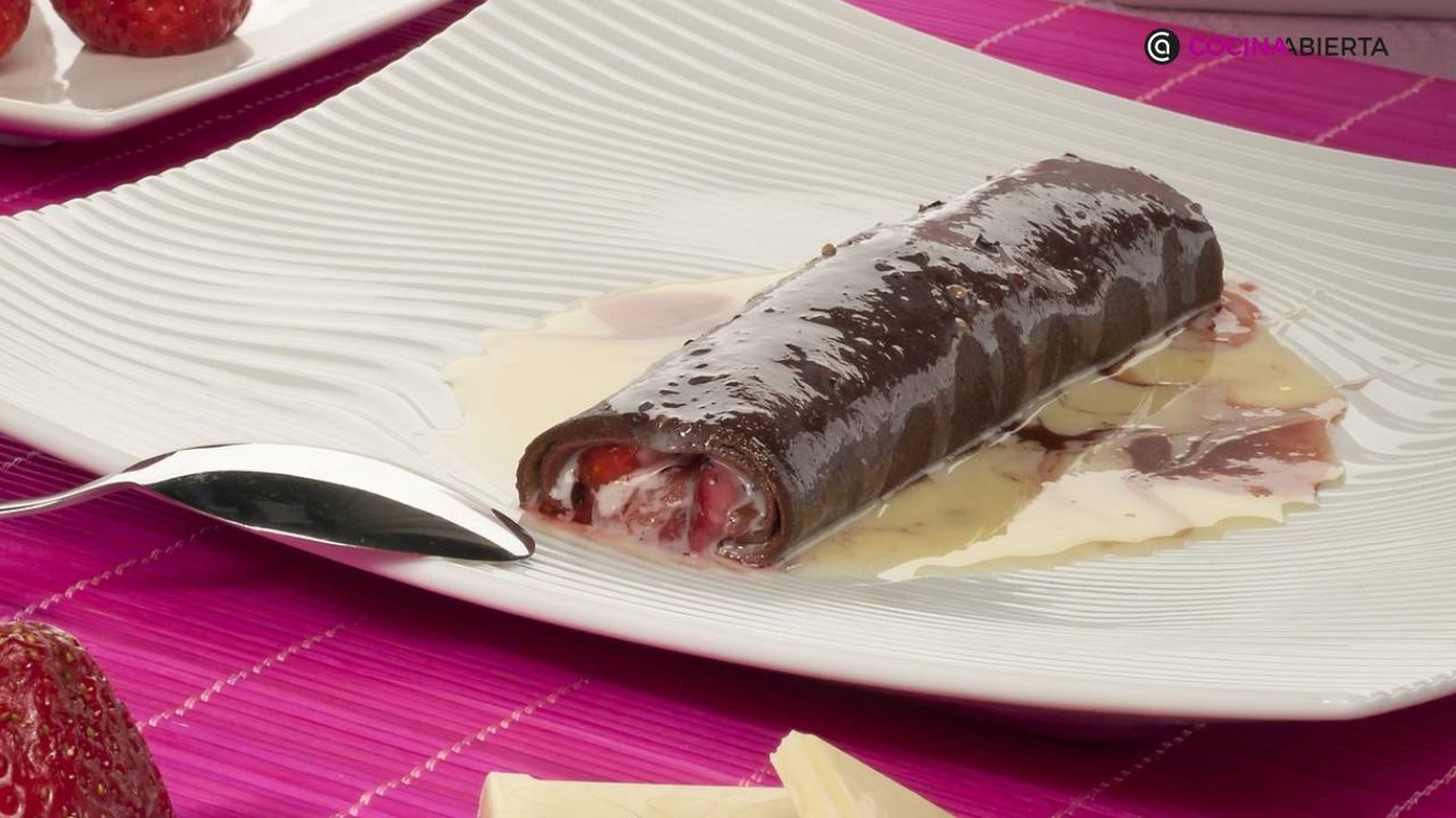 crepes negros con fresas y chocolate blanco crepes negros con fresas y chocolate blanco