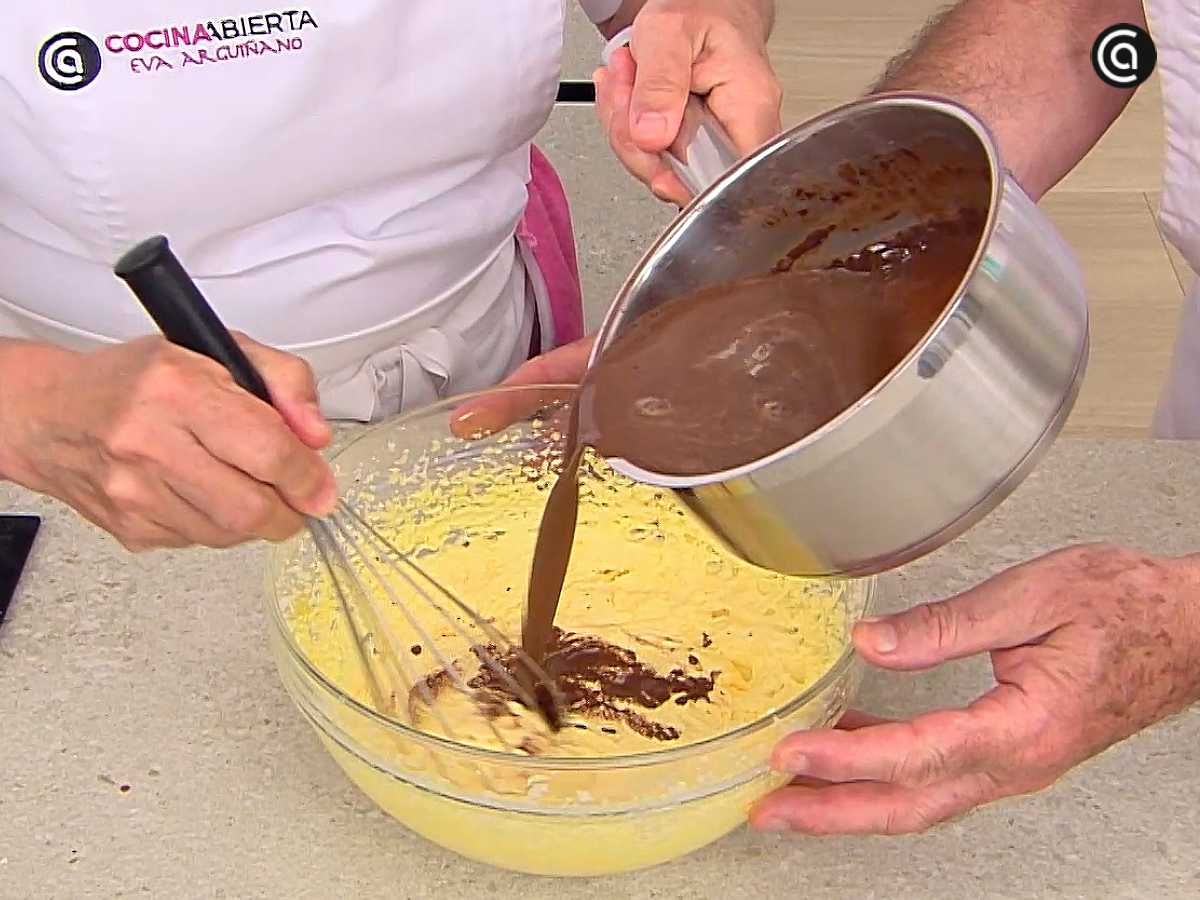 Vierte el cacao sobre el bol