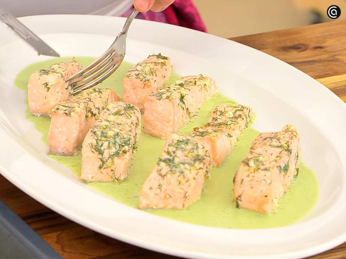 Sirve el salmón asado con salsa de albahaca