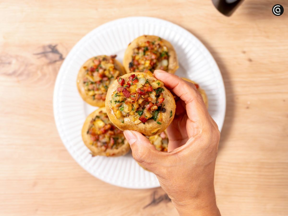 Sirve los champiñones rellenos en freidora de aire