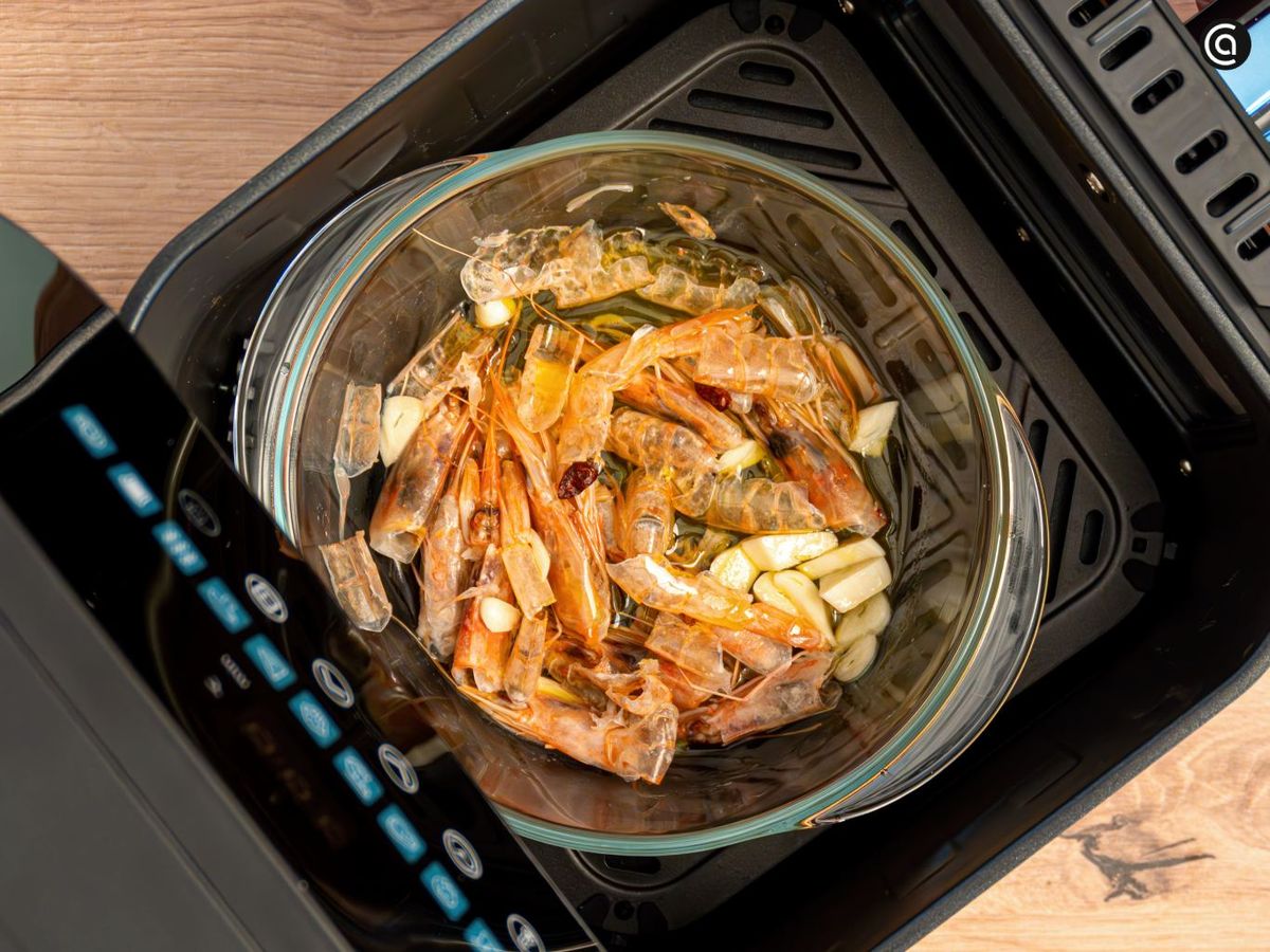 Dora ligeramente las cabezas de las gambas en el aceite