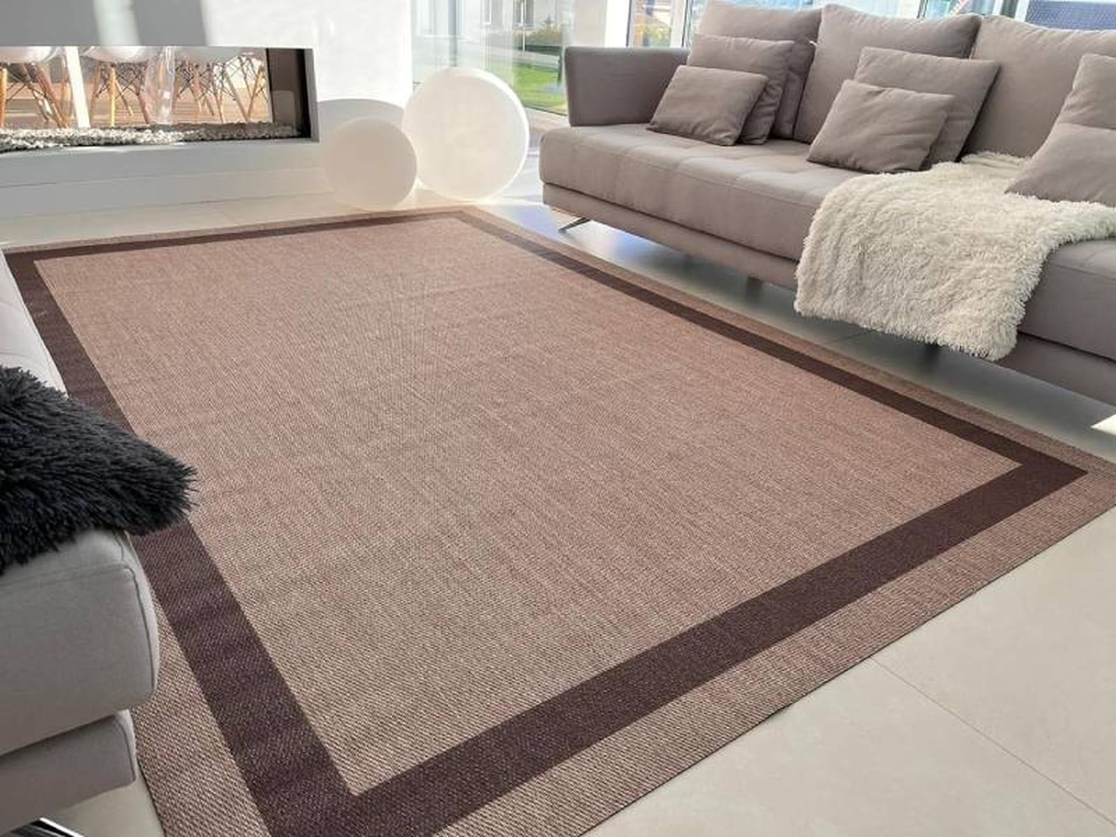 Salón elegante con alfombra de vinilo GRECA de Amazon en color beige. Salón elegante con alfombra de vinilo GRECA de Amazon en color beige.