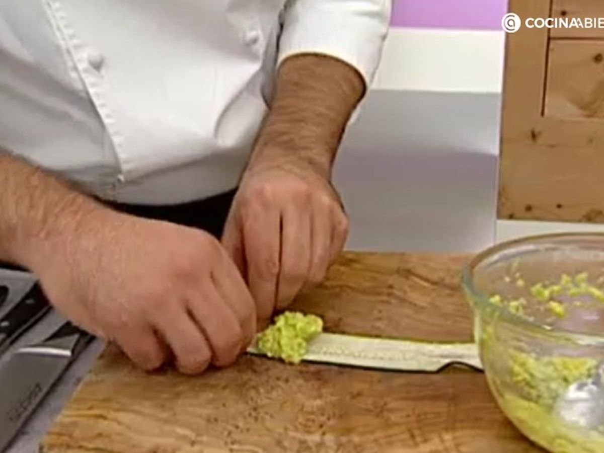 Rellena los rollitos de calabacín de un puré de aguacate