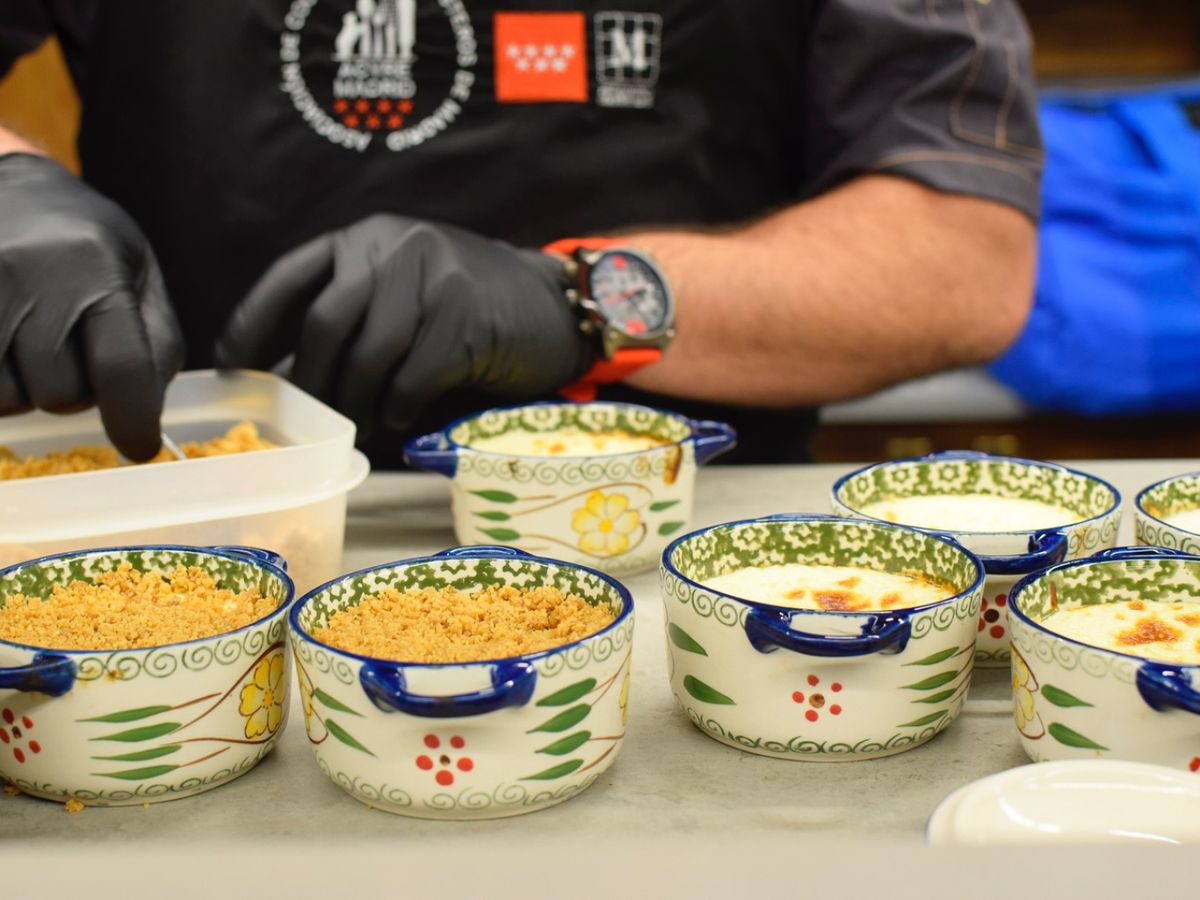 La tarta del restaurante Latasia, tercera clasificada, se hornea en cazuela individual y se remata con crumble sin gluten y gel de madroños.