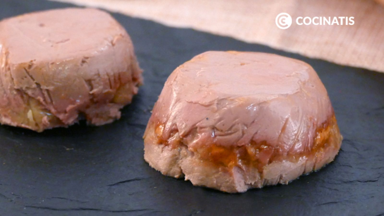Sírvelas sobre un panecillo crujiente CTIS0692 receta terrinas foie y manzana paso 5