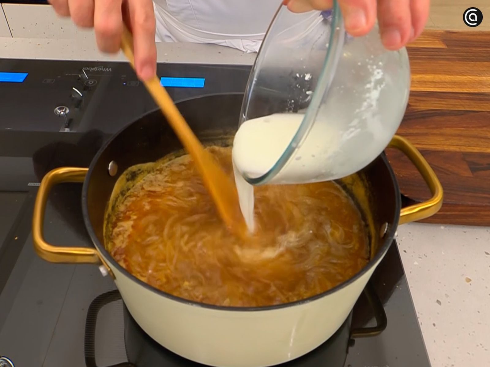 Añade la harina de maíz refinada disuelta en agua