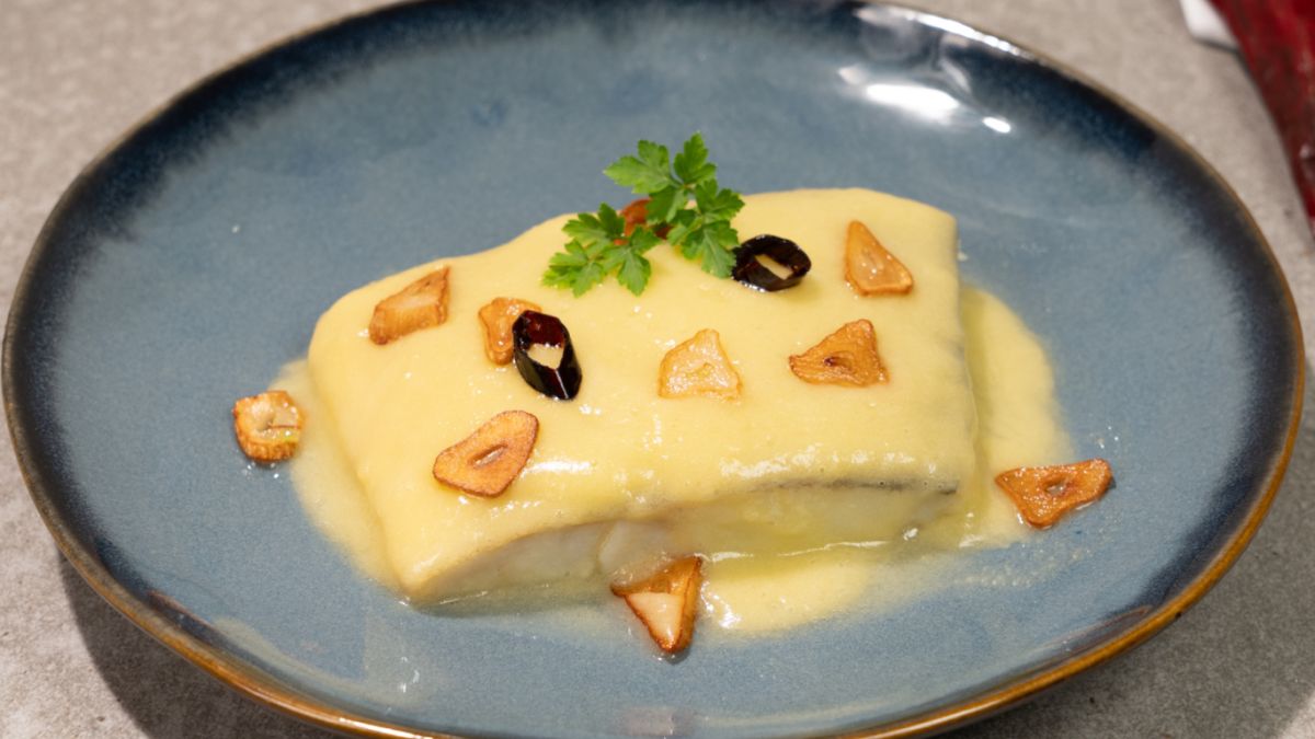 Un bacalao al pil-pil en su punto, con la salsa espesa y envolvente como marca la tradición.