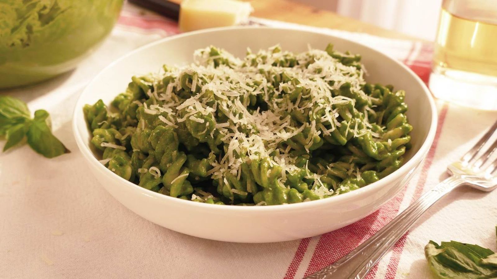 fusilli con salsa de espinacas y queso  principal