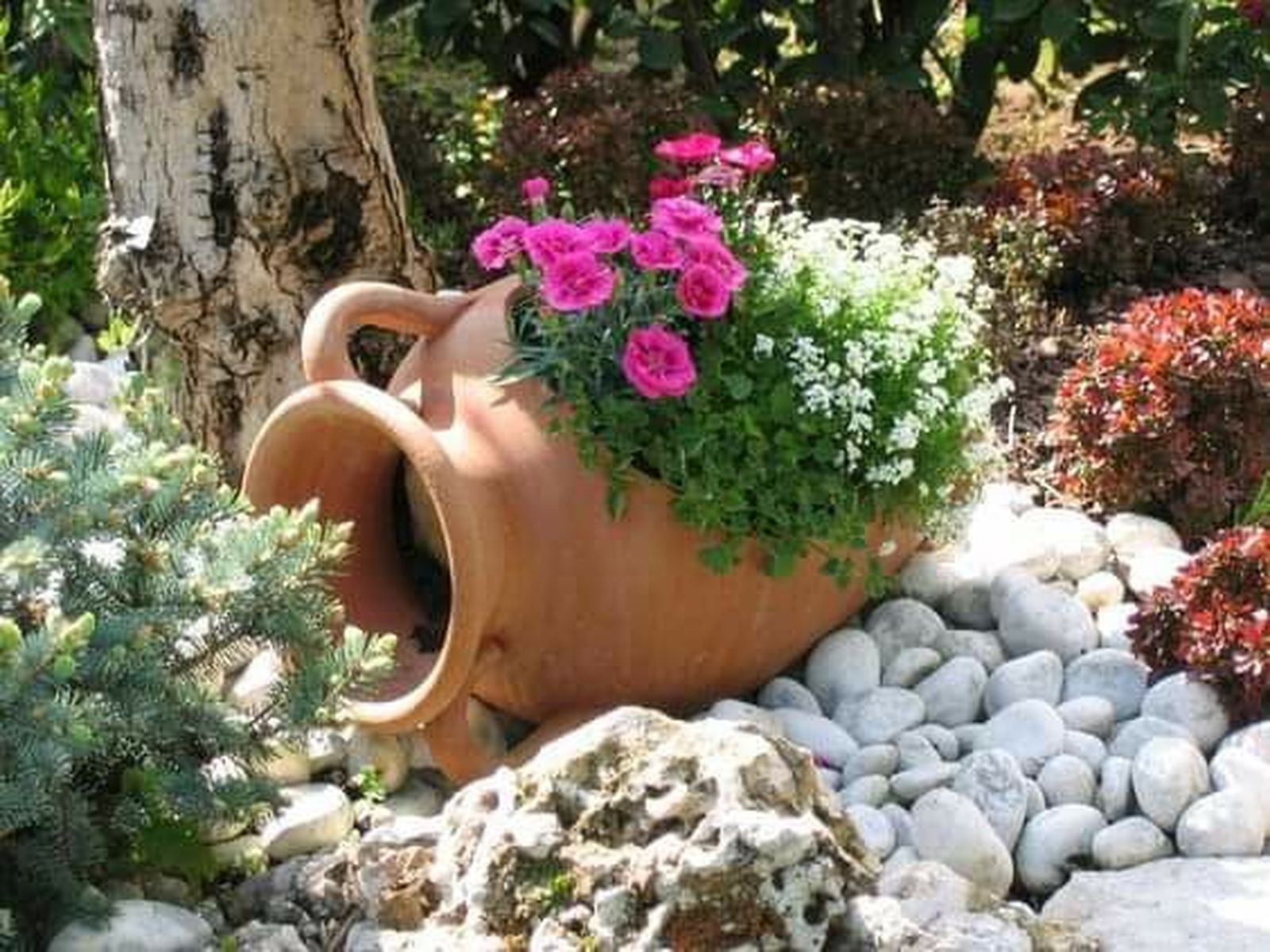 cantaros para decorar el jardin
