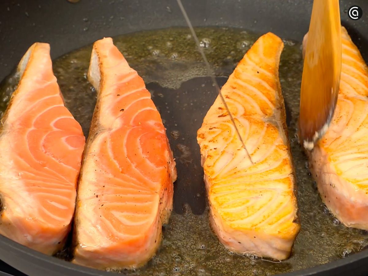 Corta el salmón y cocínalo en una sartén