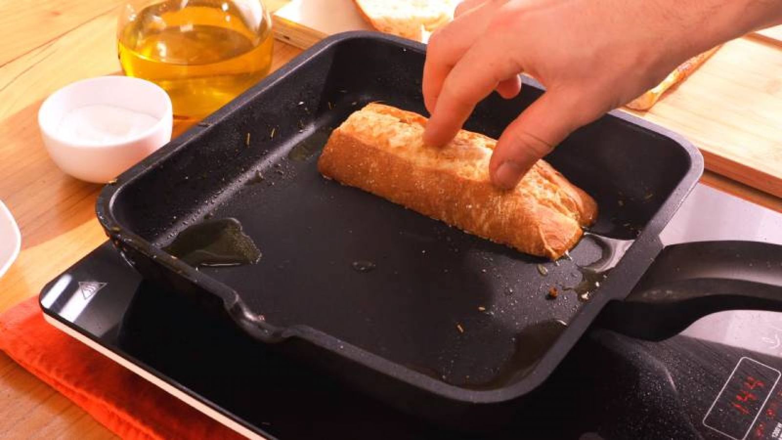Saltear la carne y tostar el pan en la misma plancha realza los sabores y aporta una textura crujiente al bocadillo Saltear la carne y tostar el pan en la misma plancha realza los sabores y aporta una textura crujiente al bocadillo