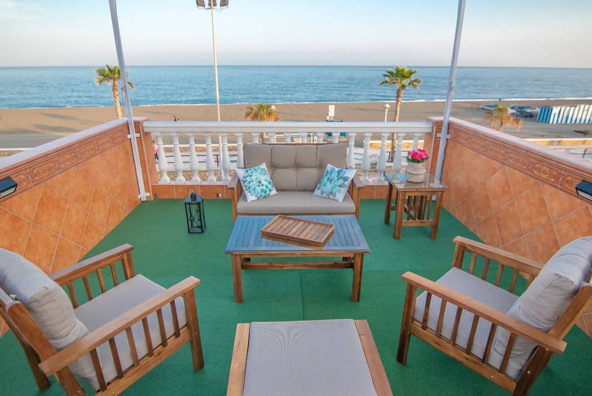 Apartamentos admiten mascotas primera linea playa TorredelMar Malaga