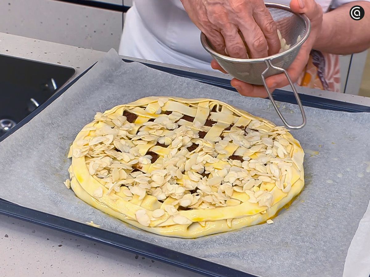 Reparte las almendras humedecidas sobre la tarta de franchipán de cacao