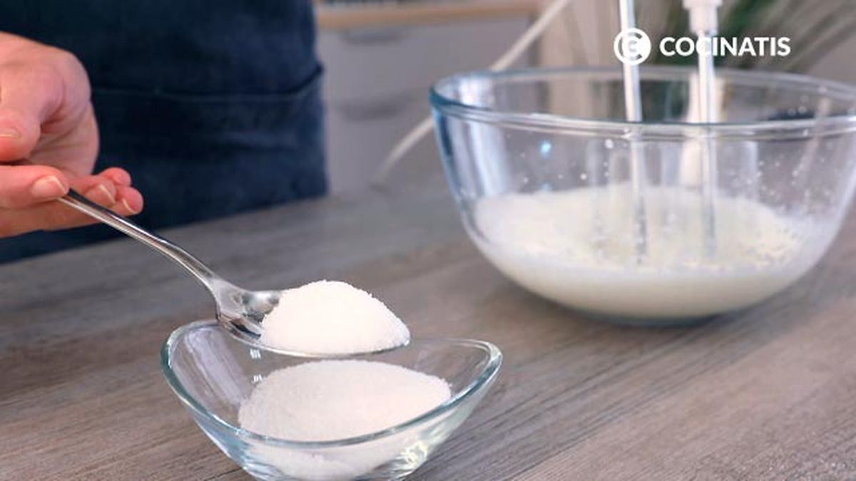 Receta de tarta de bizcocho y crema de chocolate con avellanas  paso 2