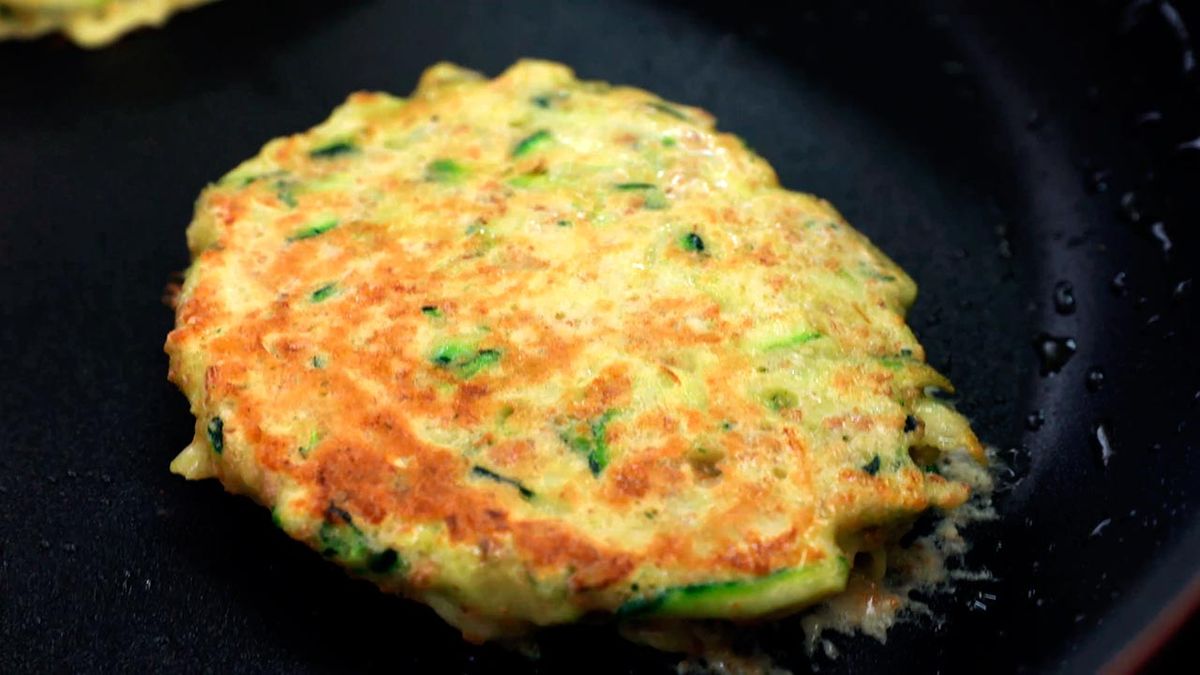 Receta de tortitas de calabacín con salsa de yogur  paso 4