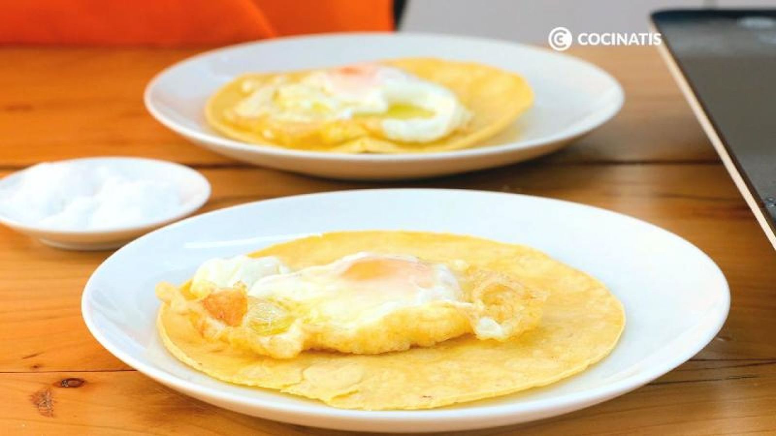 Fríe los huevos y ponlos sobre las tortillas Fríe los huevos y ponlos sobre las tortillas