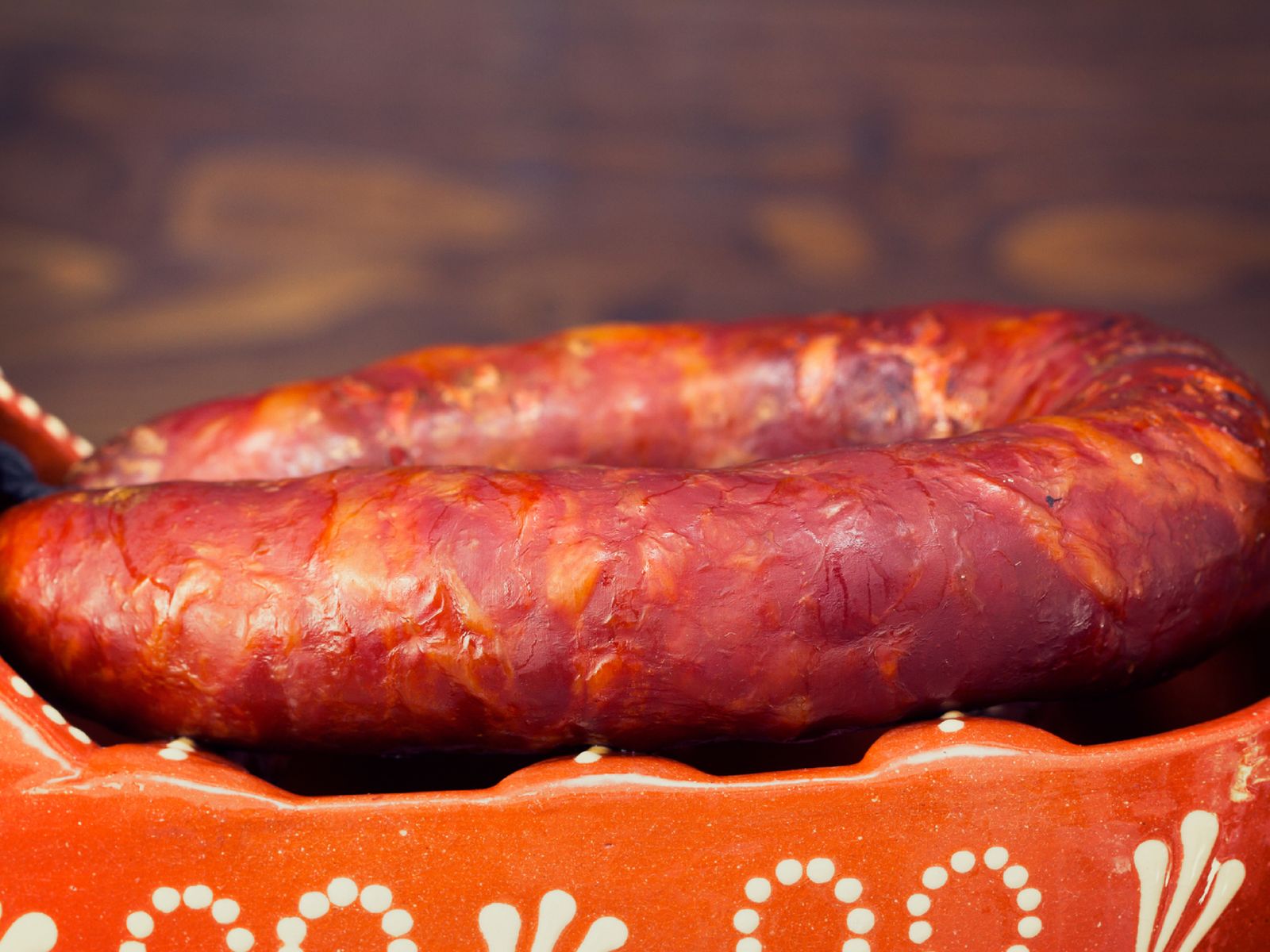 El chorizo fresco, con buena infiltración de grasa y pimentón de calidad, es la base del auténtico chorizo al infierno.