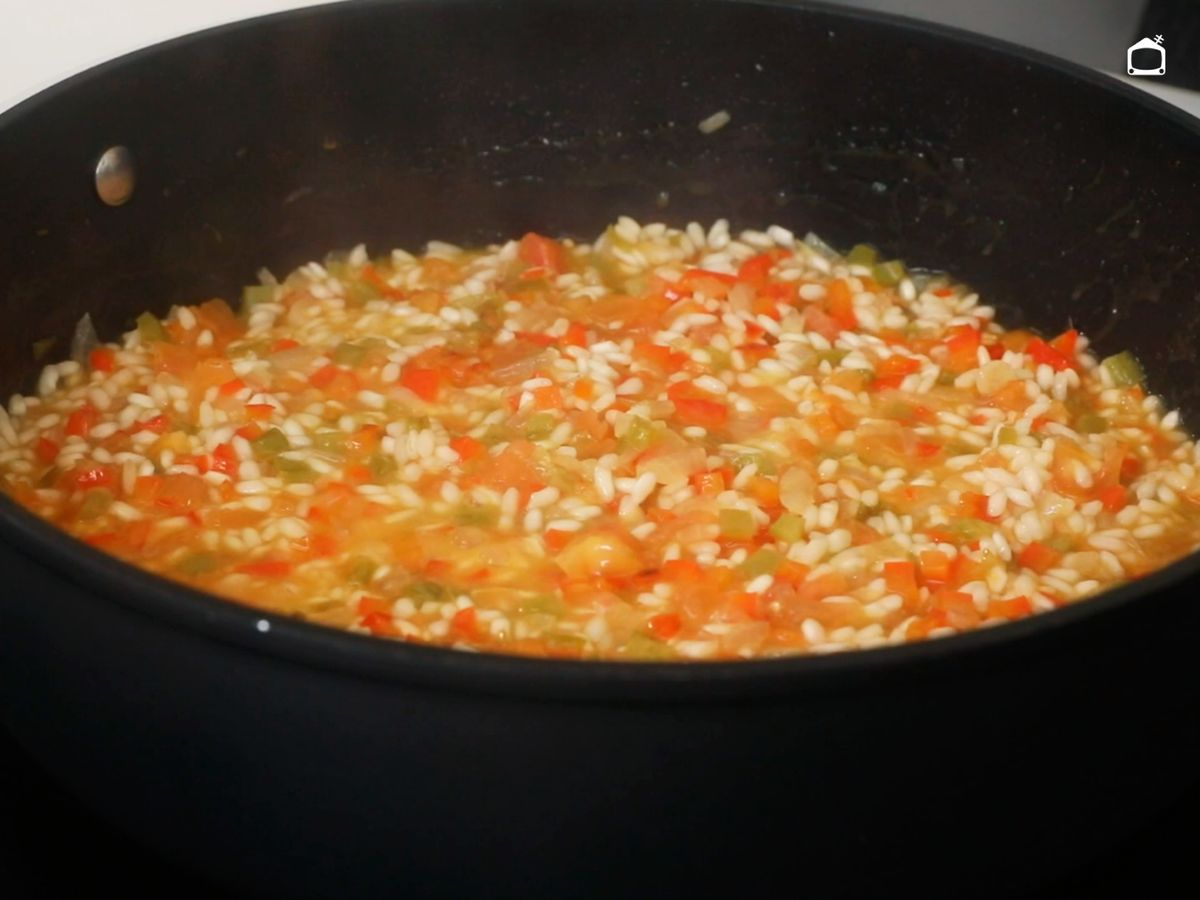 Añade todos los ingredientes a la cazuela y deja reducir el caldo