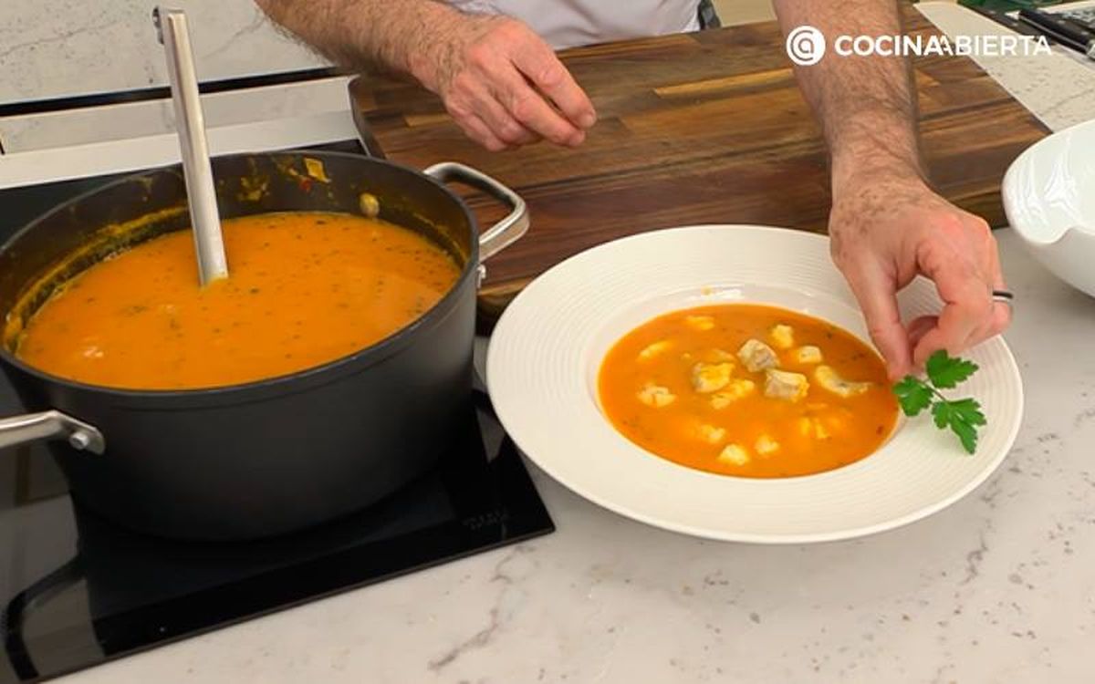Sirve la sopa de calabaza y pescado