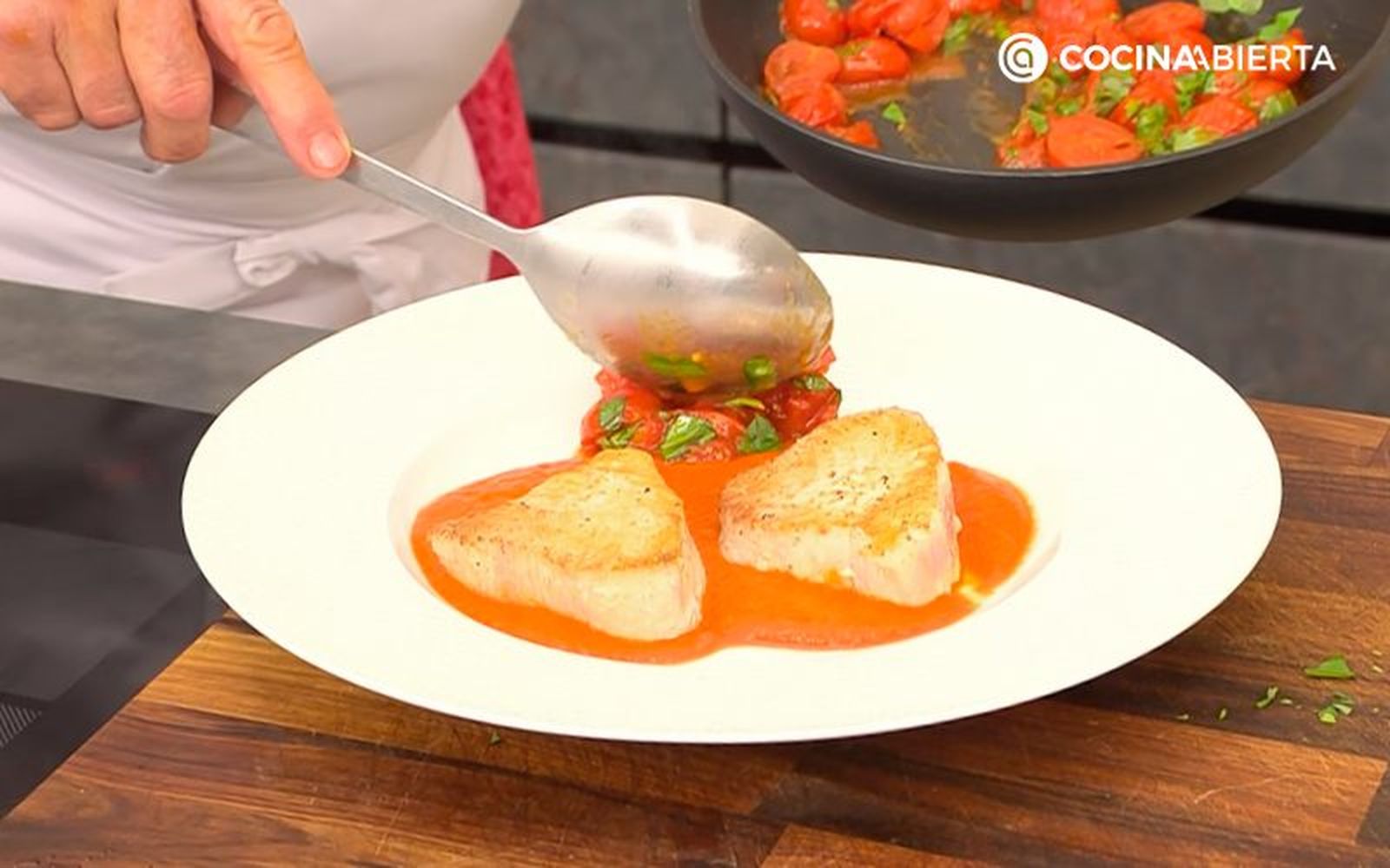 Acompaña el bonito con salsa vizcaína y tomates cherry Acompaña el bonito con salsa vizcaína y tomates cherry
