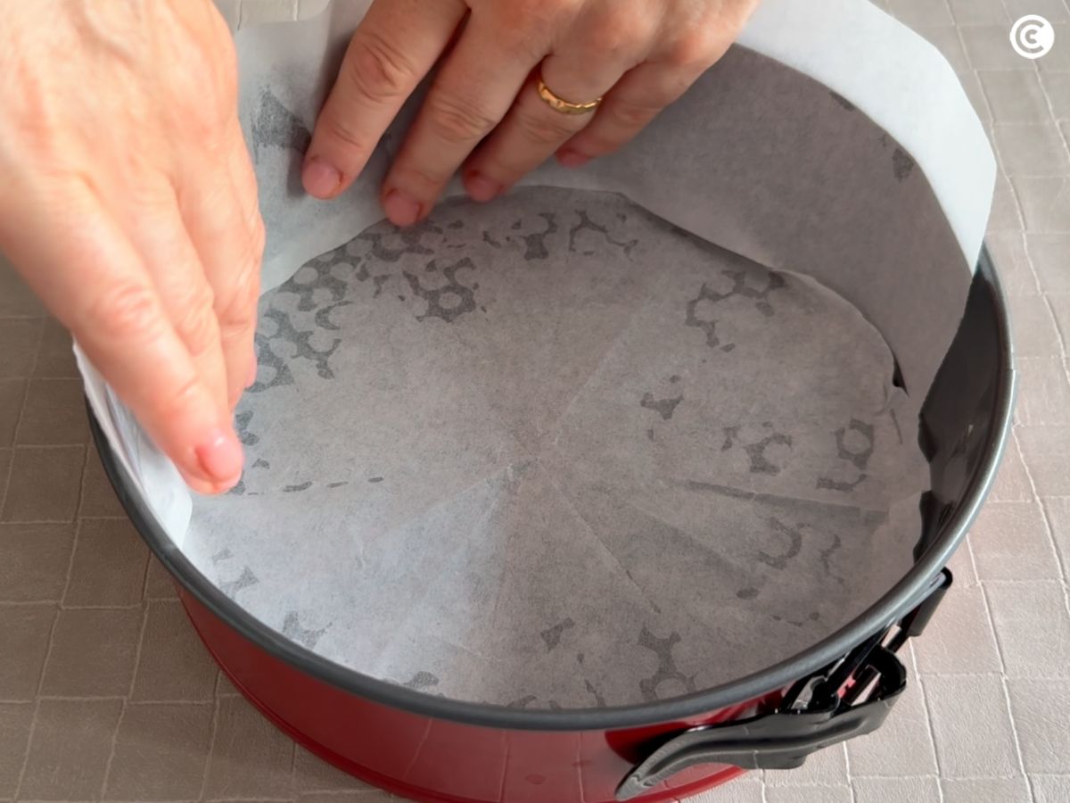 Cubre un molde con papel de horno