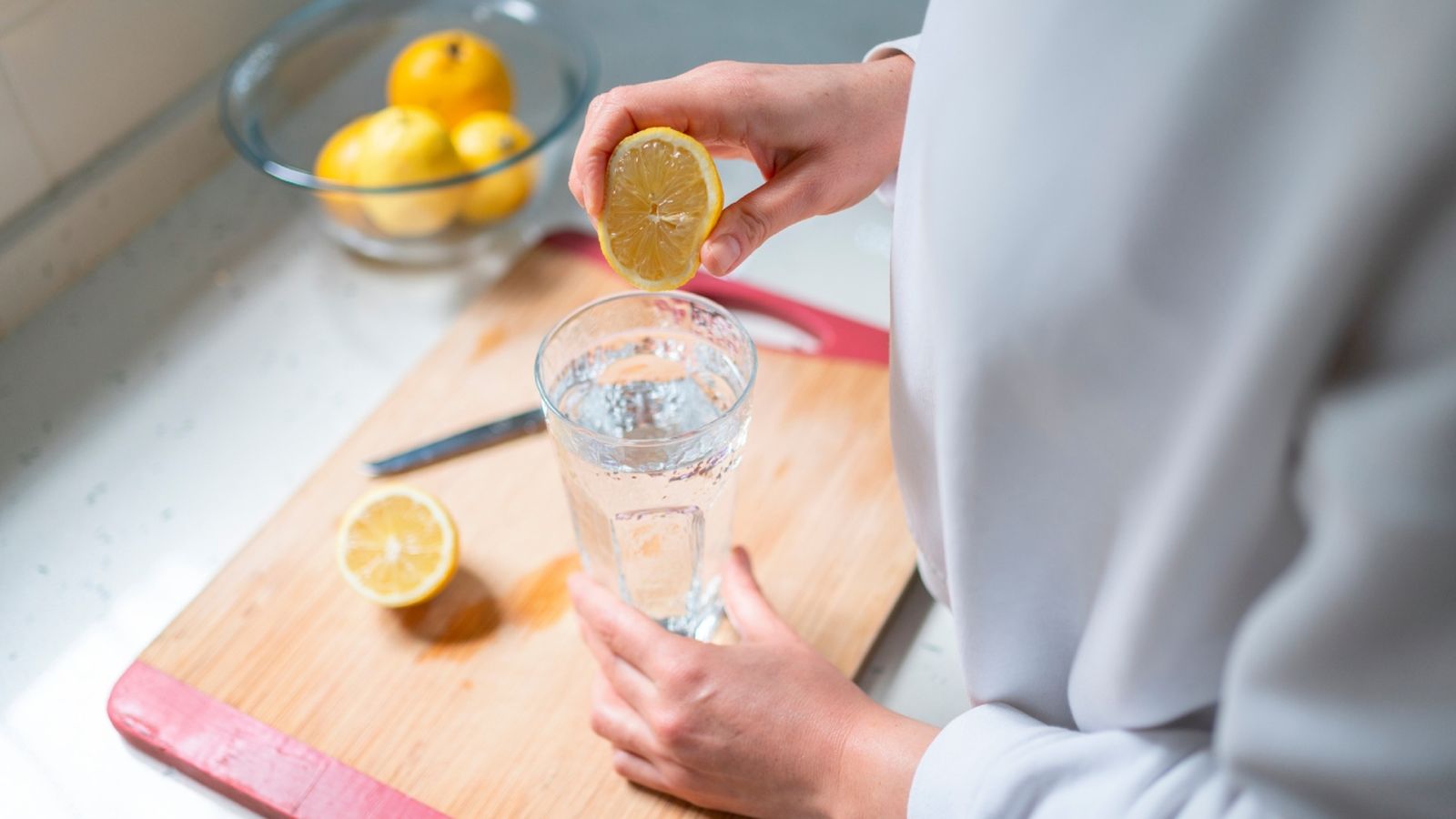Descubre si tomar agua con limón en ayunas tiene beneficios reales para tu salud, según los expertos