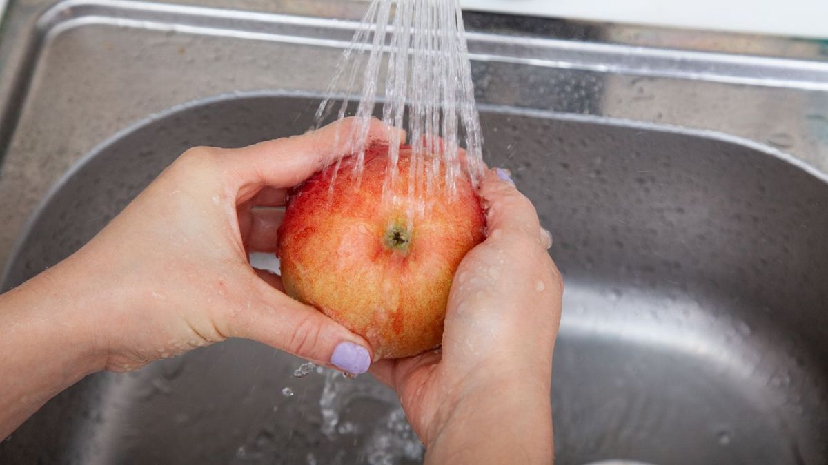 Limpiar una manzana con agua