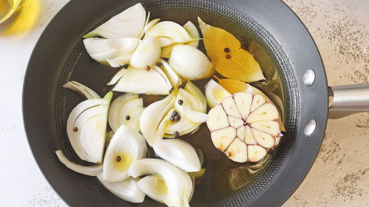 Freír cebolla y ajo