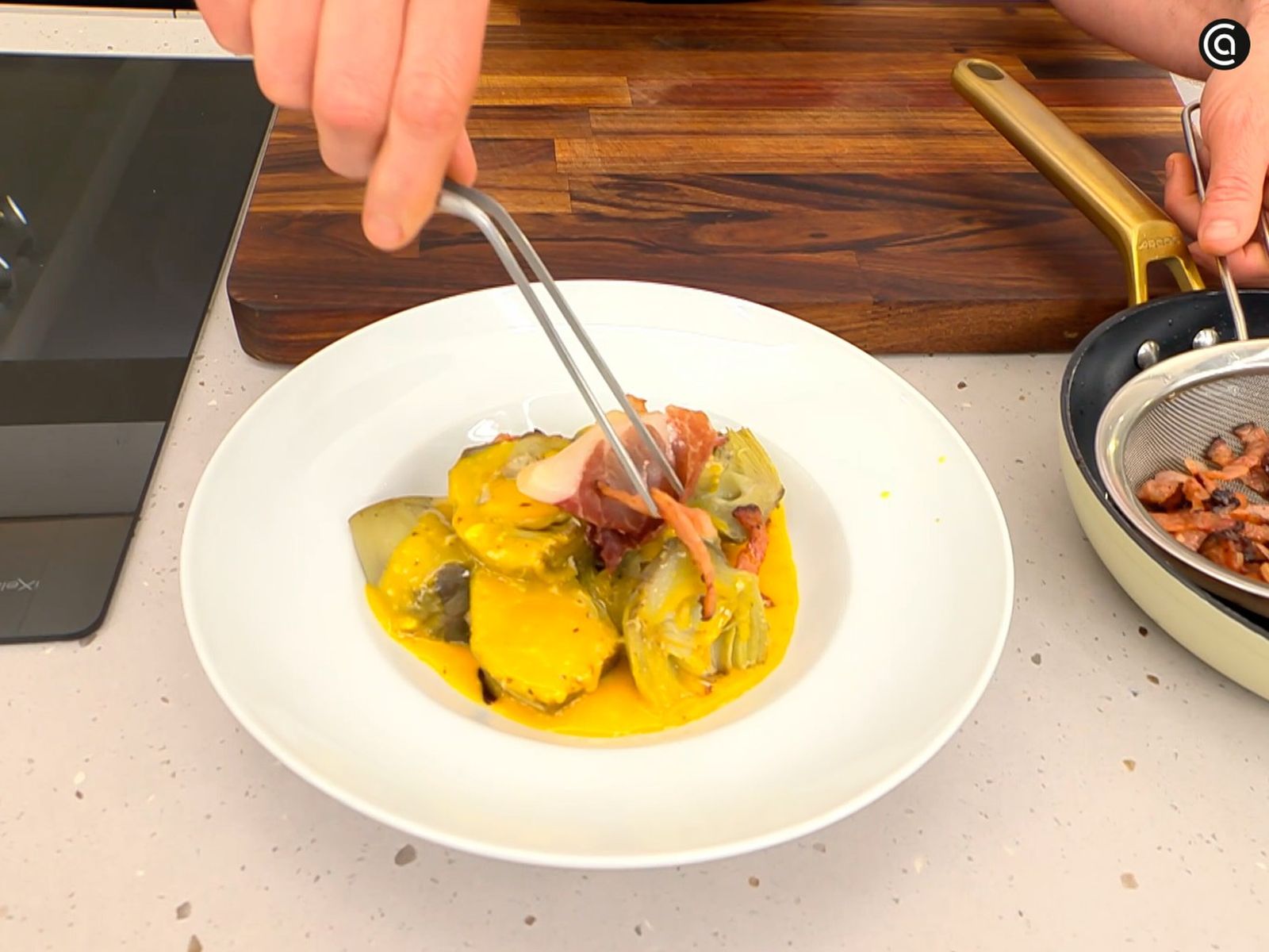 Coloca sobre las alcachofas a la carbonara una loncha de jamón ibérico