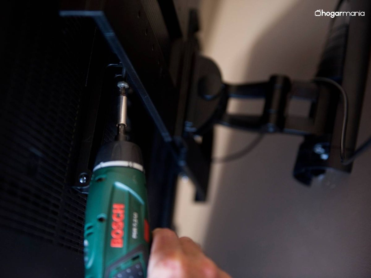 Sujeta bien la televisión con un tornillo