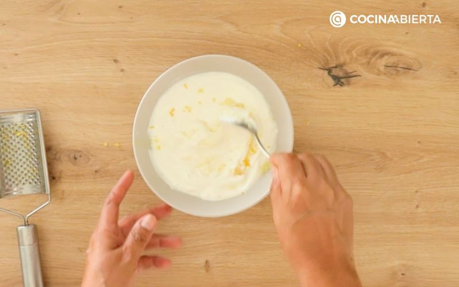 Ralla la piel de un limón sobre el yogur Ralla la piel de un limón sobre el yogur