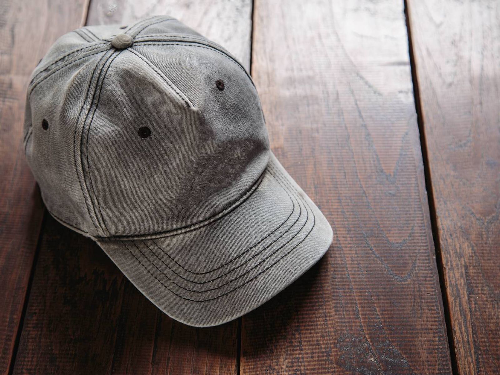 La gorra actúa como una barrera visual entre la persona y el entorno. La gorra actúa como una barrera visual entre la persona y el entorno.