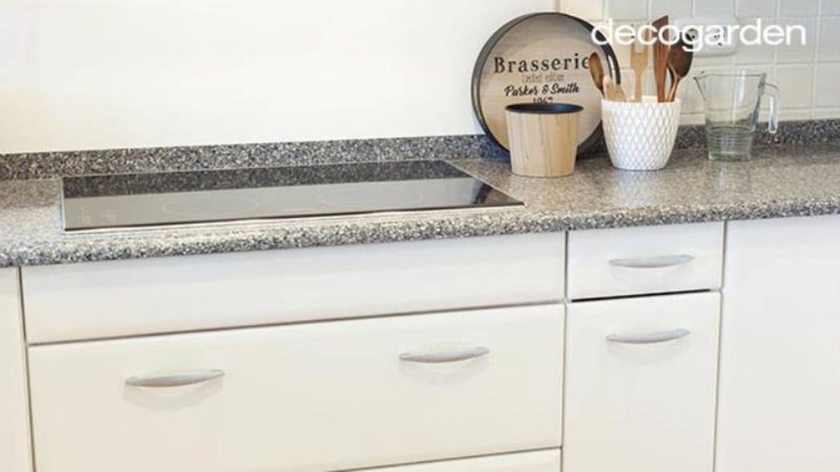 Cocina con muebles pintados de blanco.