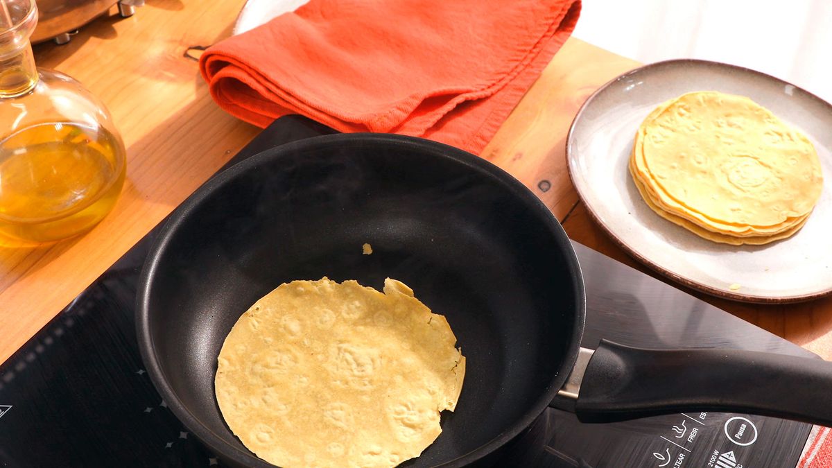 Calienta las tortillas de maíz en una sartén y mantenlas entre trapos para conservar su calor