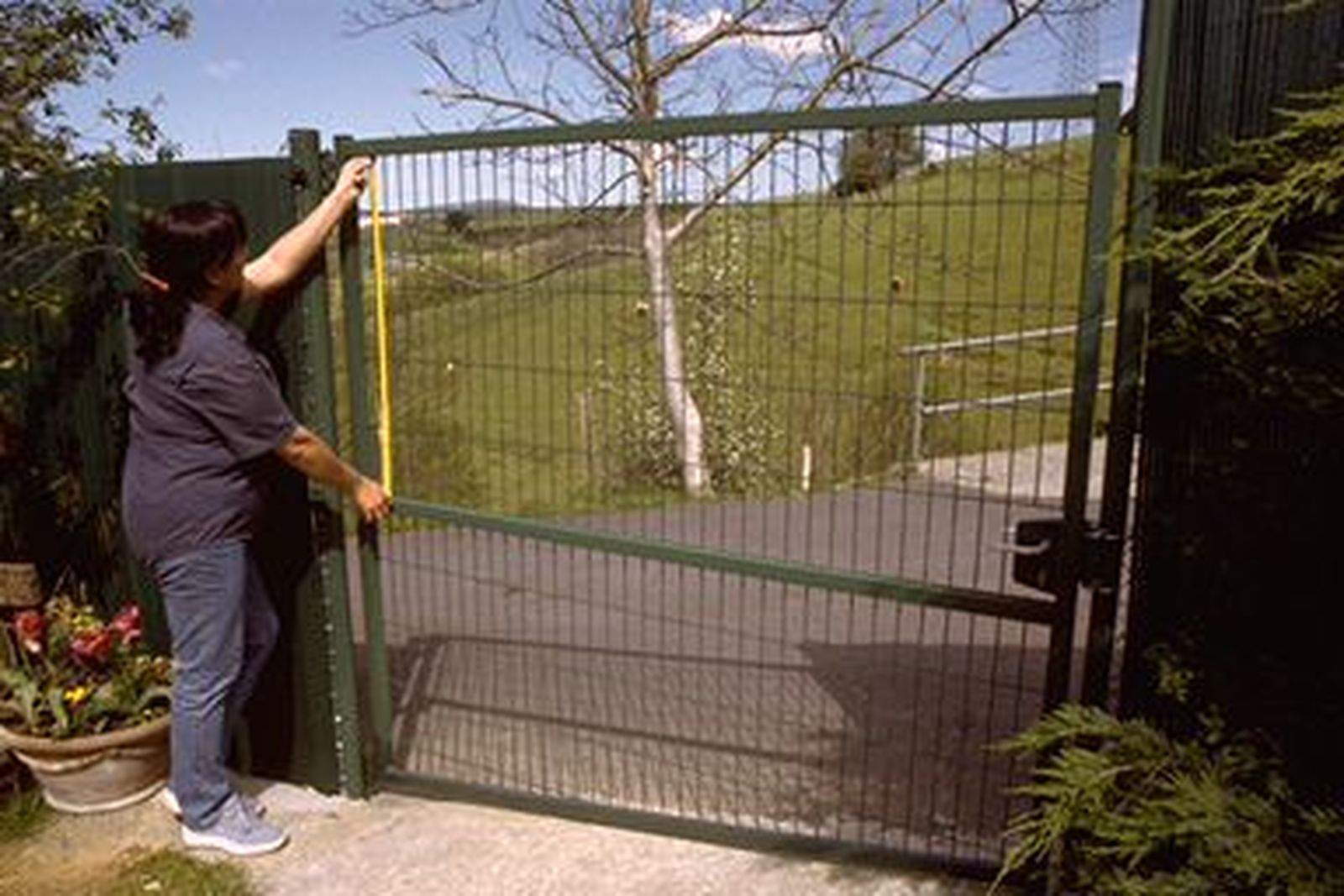Forrar puerta metálica exterior con cañizo de plástico paso 1 Forrar puerta metálica exterior con cañizo de plástico paso 1