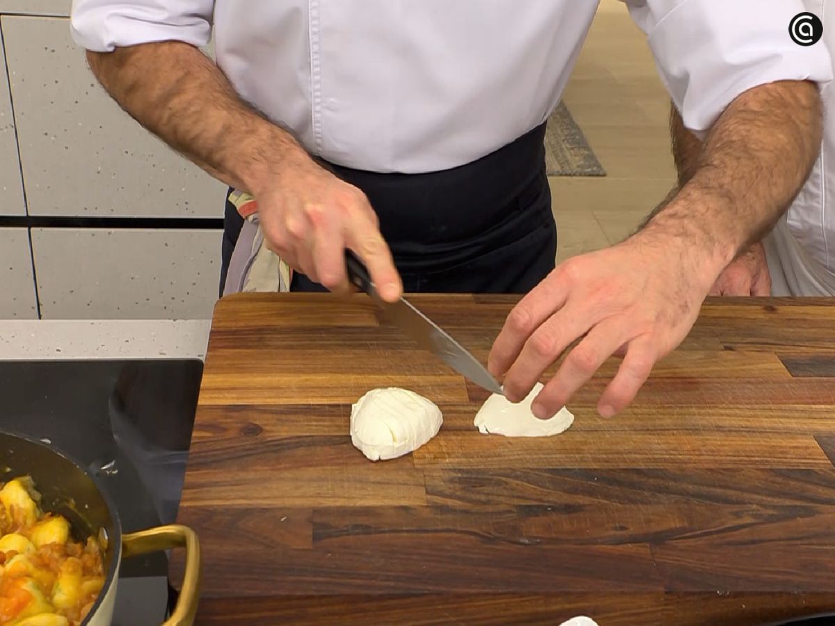 Añade la mozzarella troceada a la salsa con la pasta o ñoquis y deja que se funda