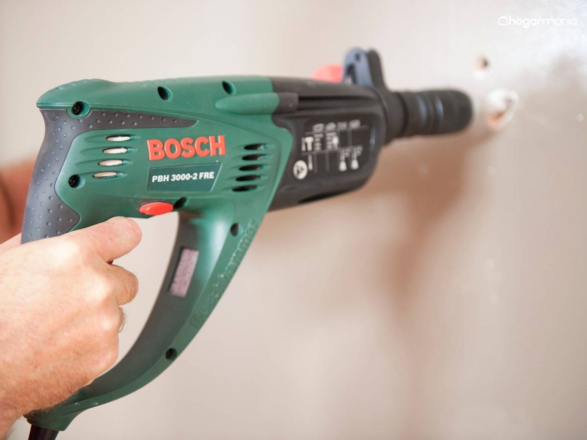 Haz los agujeros para el soporte de la televisión