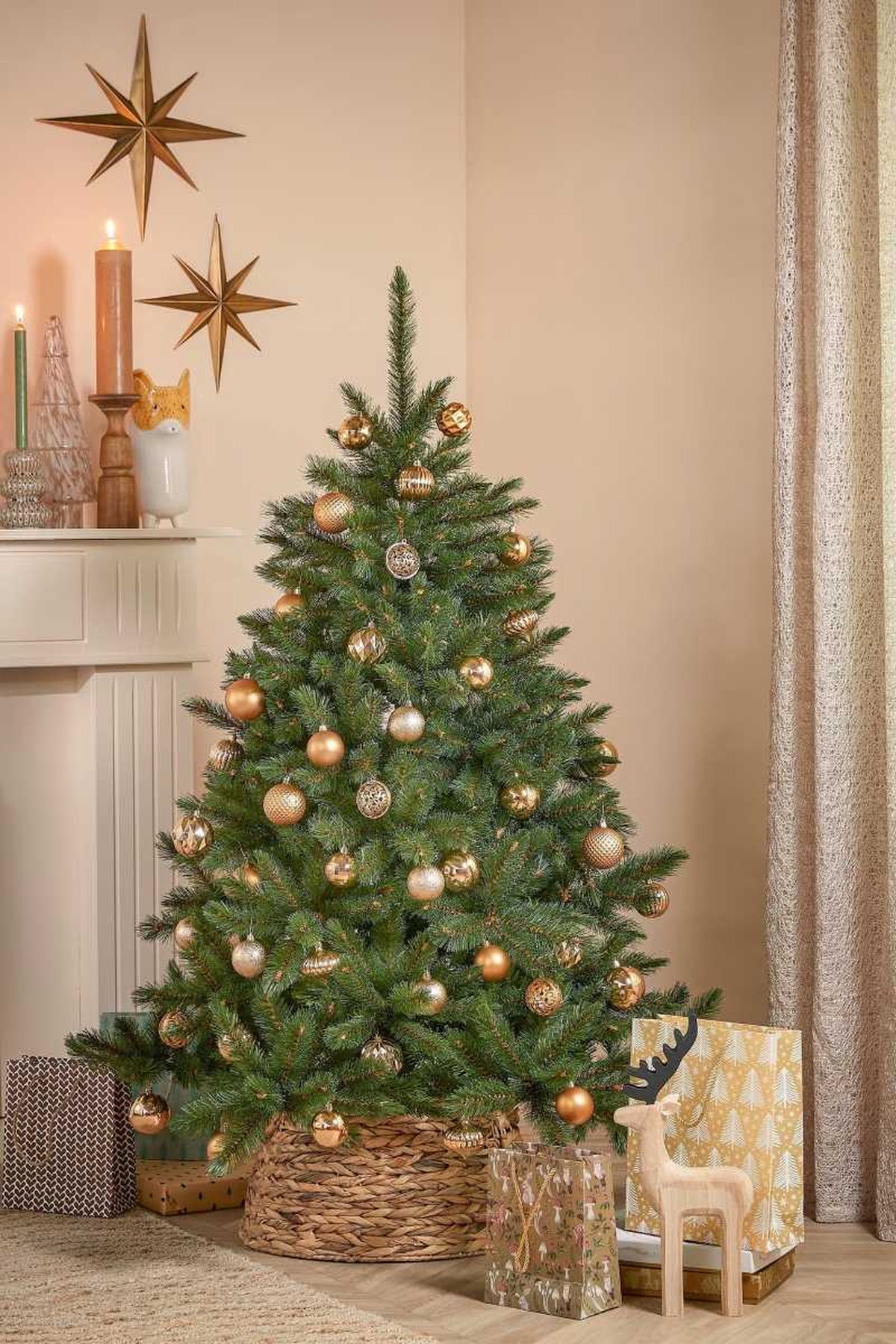 Árbol de Navidad verde con bolas doradas irrompibles.