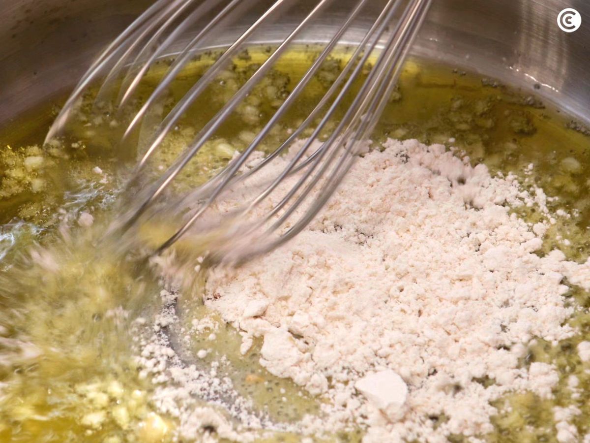 Agregar harina para espesar la salsa verde