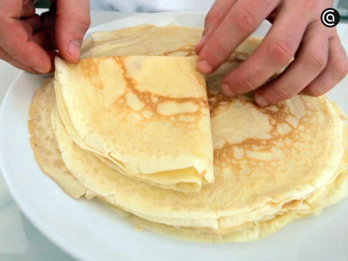 Para servir los crepes se pueden doblar y hacer forma de triángulos
