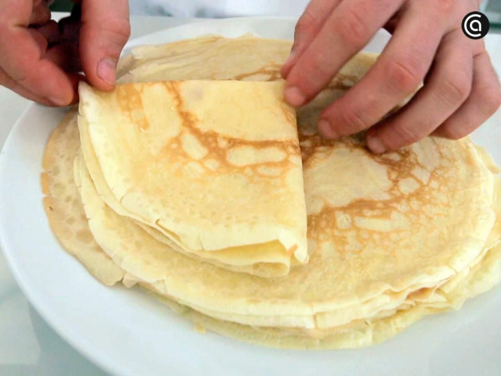 Para servir los crepes se pueden doblar y hacer forma de triángulos Para servir los crepes se pueden doblar y hacer forma de triángulos