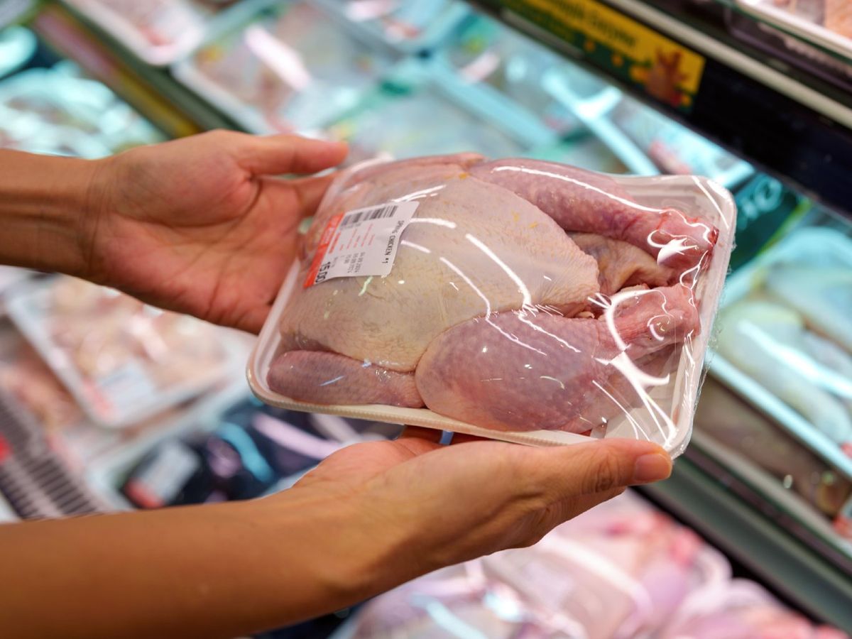 La pularda puede asarse al horno, con o sin relleno, o cortarse en piezas para guisar