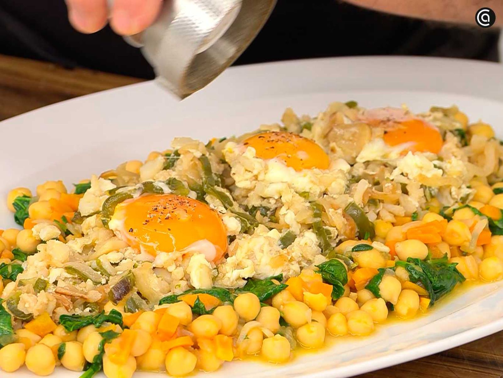 Sirve los garbanzos con revuelto de bacalao Sirve los garbanzos con revuelto de bacalao