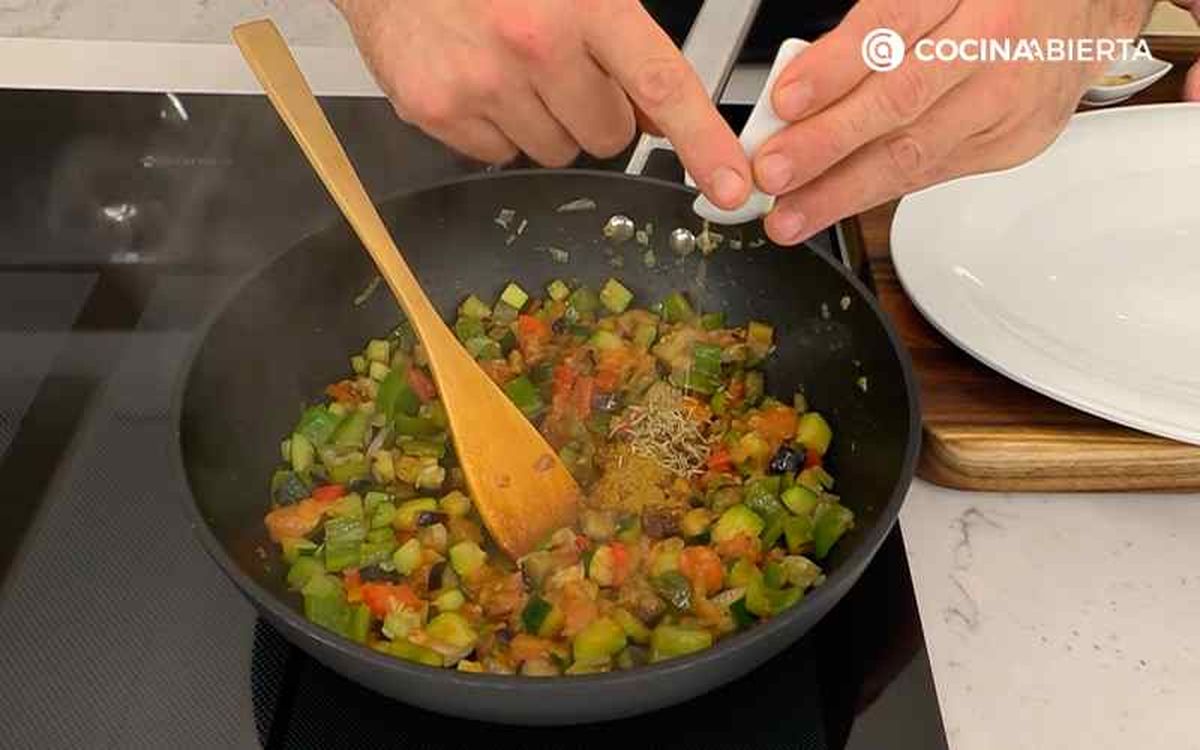 Incorpora el garam masala, el romero y el tomillo