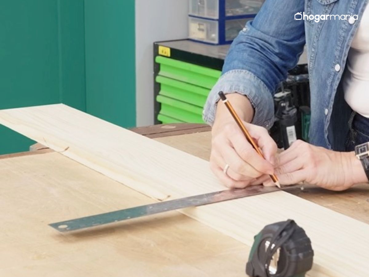 Marca las medidas con precisión para que el cubreradiador encaje sin forzar.